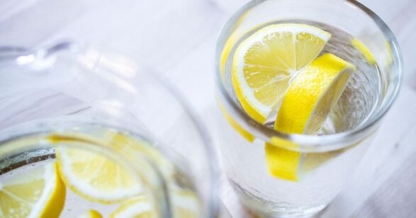 L'ajout de jus de citron à l'eau vous permettra de suivre plus facilement un régime hydrique. 
