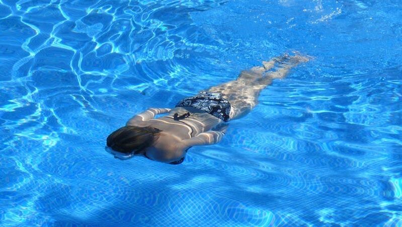 La natation, comme les autres sports, est une bonne habitude de perte de poids. 