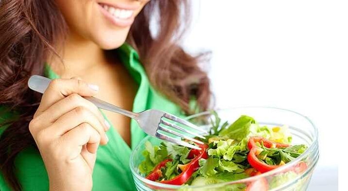 les filles mangent des salades de légumes avec un régime protéiné
