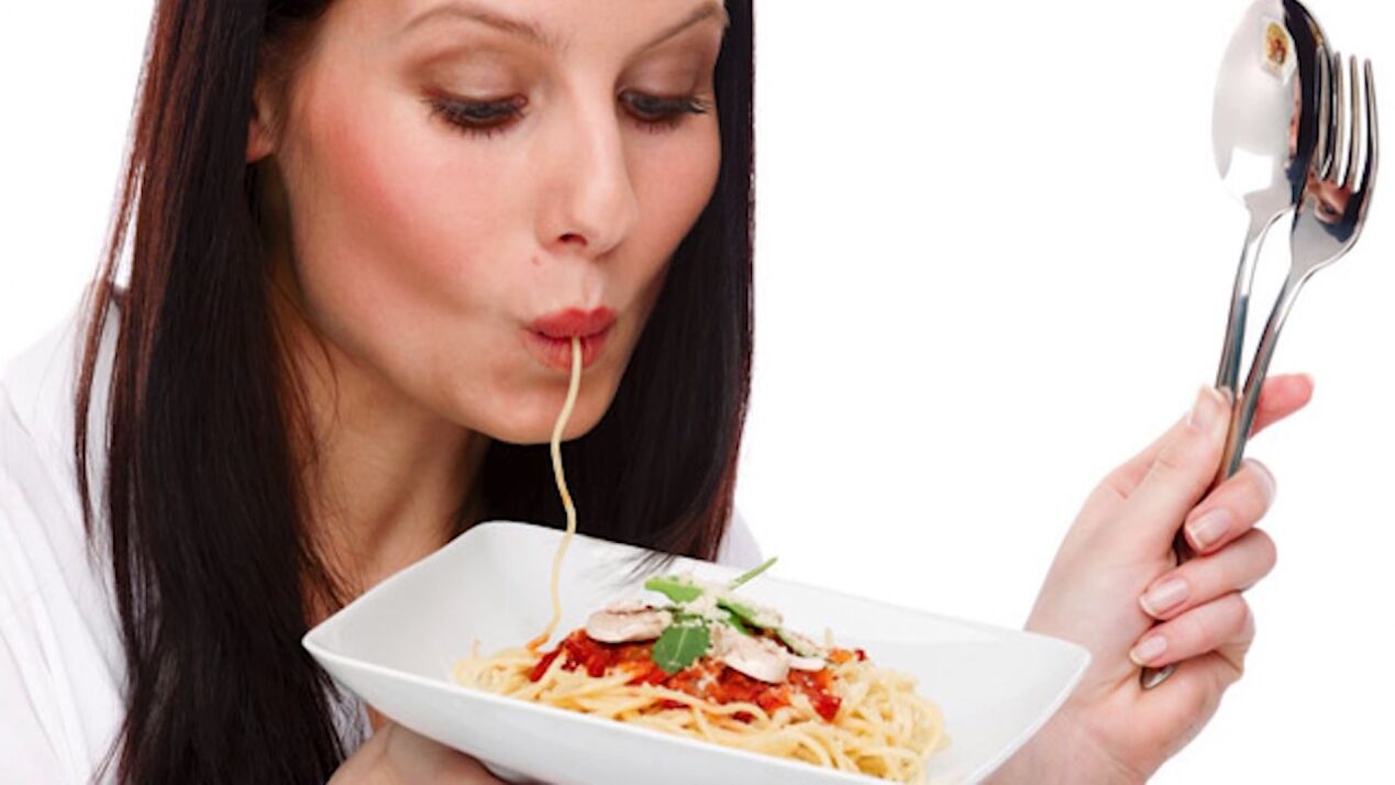 les femmes mangent des spaghettis pour mincir le ventre