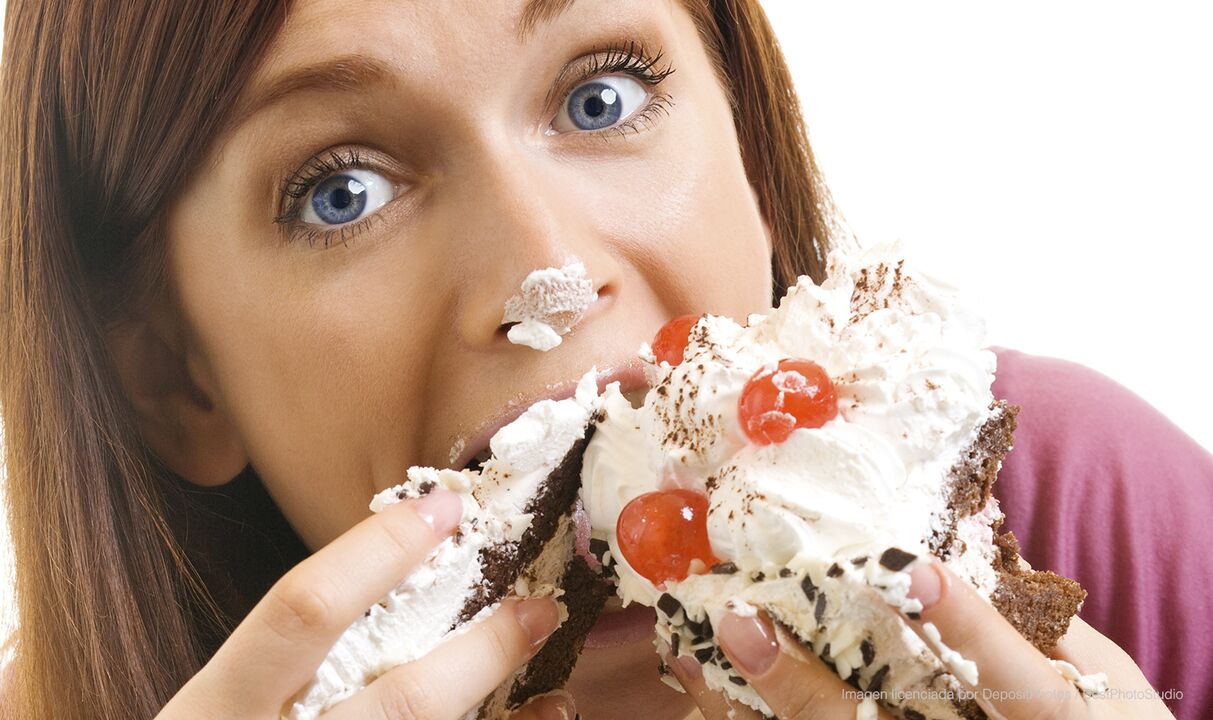 les filles mangent des gâteaux et s'améliorent pour perdre du poids